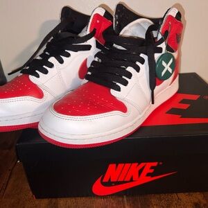 Nike Air Jordan 1 Retro High OG Big Kids 7Y, 8 w’s Red White Black gently used